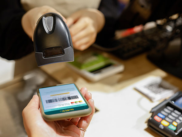 grocer scanning digital coupon