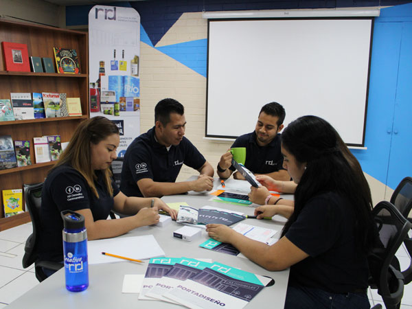 a group of RRD Central America coworkers in a meeting
